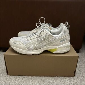 NWT ASICS Gel 1090 v2 Sneakers